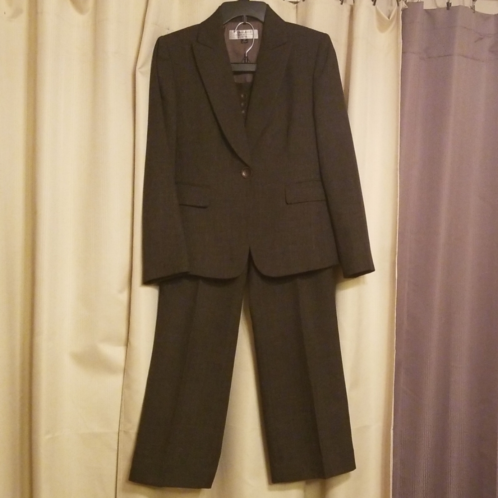 Tahari 6p suit Gorgeous!
